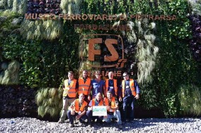 Parete verde realizzata al Museo Ferroviario di Pietrarsa Squadra di tecnici davanti a una grande parete verde realizzata al Museo Ferroviario di Pietrarsa